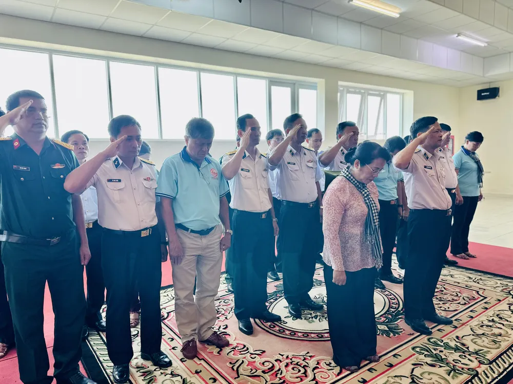 Đoàn dành một phút mặc niệm tưởng nhớ, tỏ lòng biết ơn vô hạn đến Chủ tịch Hồ Chí Minh, lãnh tụ thiên tài của Đảng; Đại tướng Võ Nguyên Giáp và các Anh hùng liệt sĩ. Ảnh: CHÍ THẠCH