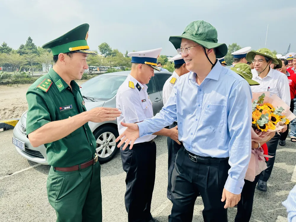 Phó Bí thư Thành ủy TPHCM Nguyễn Hồ Hải chúc mừng các thành viên của đoàn công tác. Ảnh: CHÍ THẠCH