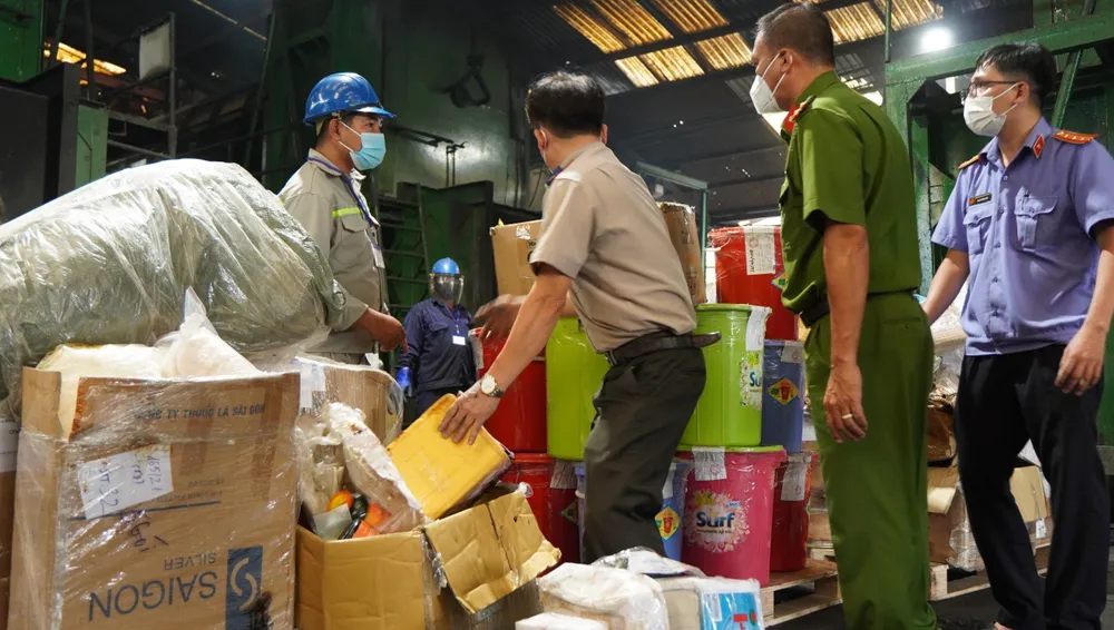 Lực lượng chức năng tiêu hủy 1,6 tấn ma túy. Ảnh: CHÍ THẠCH