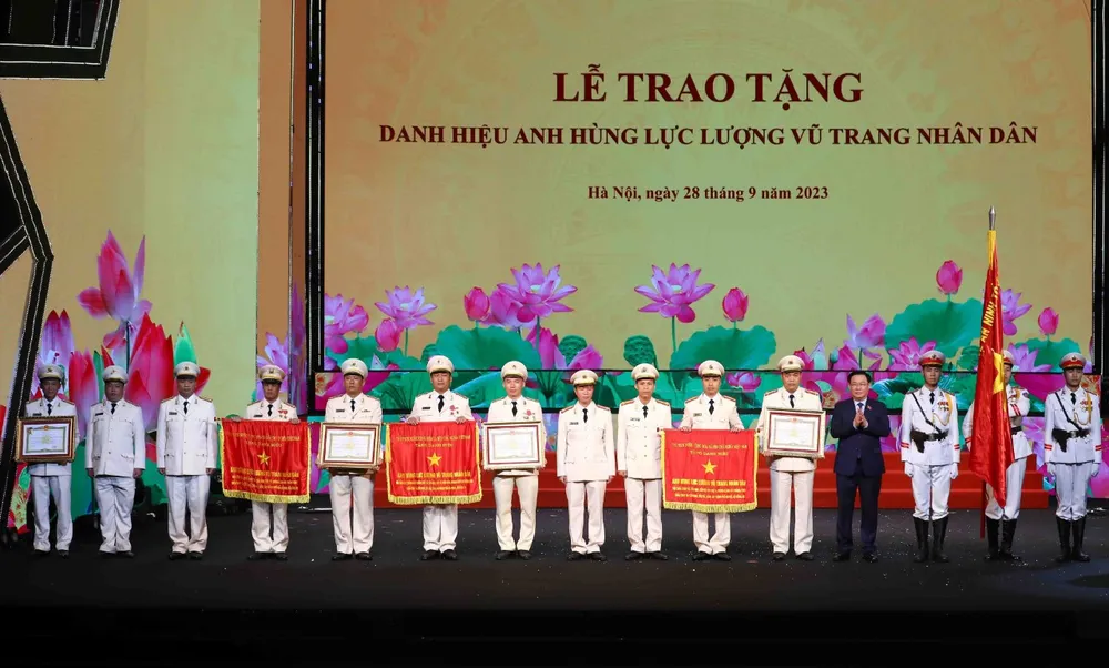 Thay mặt lãnh đạo Đảng, Nhà nước, Chủ tịch Quốc hội Vương Đình Huệ đã trao danh hiệu Anh hùng Lực lượng vũ trang nhân dân tặng 3 tập thể và 1 cá nhân Thay mặt lãnh đạo Đảng, Nhà nước, Chủ tịch Quốc hội Vương Đình Huệ đã trao danh hiệu Anh hùng Lực lượng vũ trang nhân dân tặng 3 tập thể và 1 cá nhân