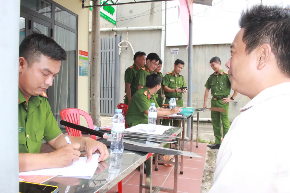 Người dân TP Thủ Đức giao nộp súng, dao, đạn, mã tấu...