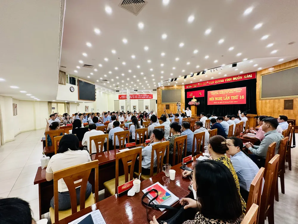 Các đại biểu thông qua chương trình hội nghị lần thứ 16 Ban Chấp hành Đảng bộ quận 10. Ảnh: CHÍ THẠCH Các đại biểu thông qua chương trình hội nghị lần thứ 16 Ban Chấp hành Đảng bộ quận 10. Ảnh: CHÍ THẠCH