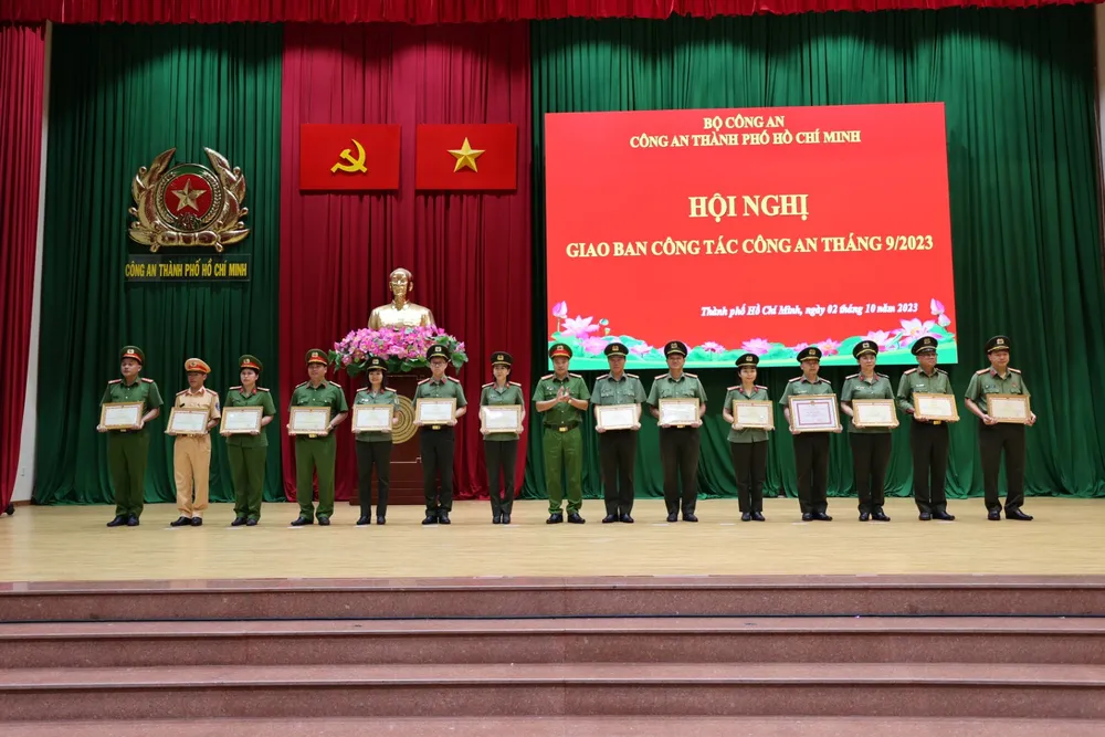 Các tập thể, cá nhân có thành tích xuất sắc được khen thưởng tại hội nghị