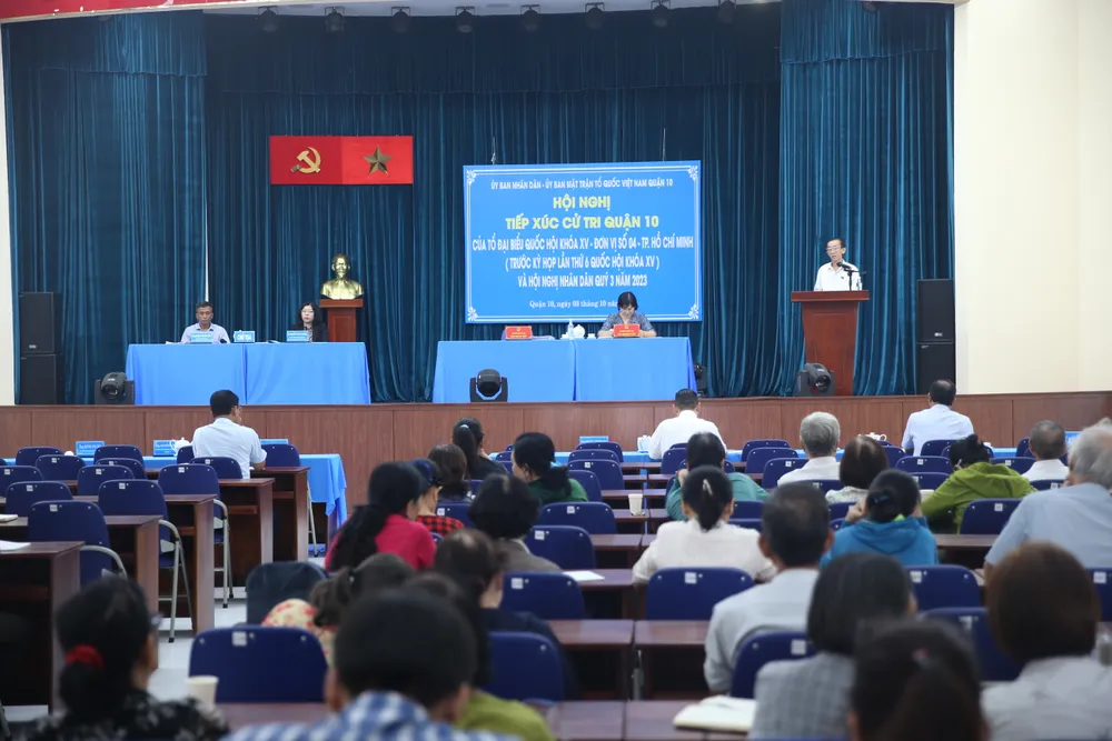 Quang cảnh buổi tiếp xúc cử tri