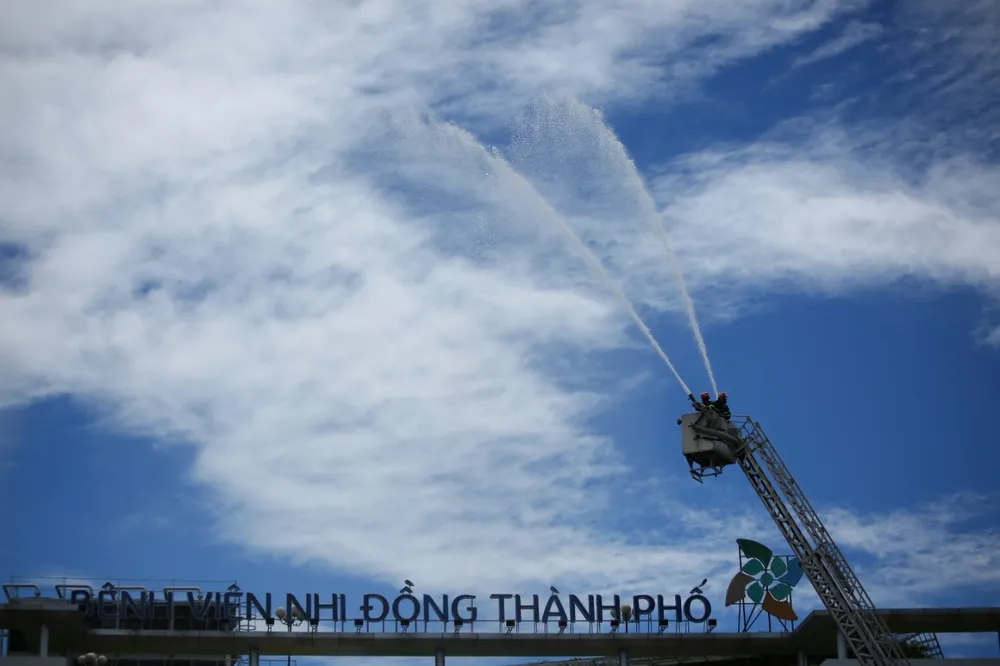Lực lượng chức năng diễn tập chữa cháy tại Bệnh viện Nhi Đồng Thành phố