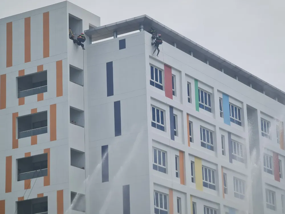 Lực lượng chức năng cứu nhiều người bên trong các tòa nhà