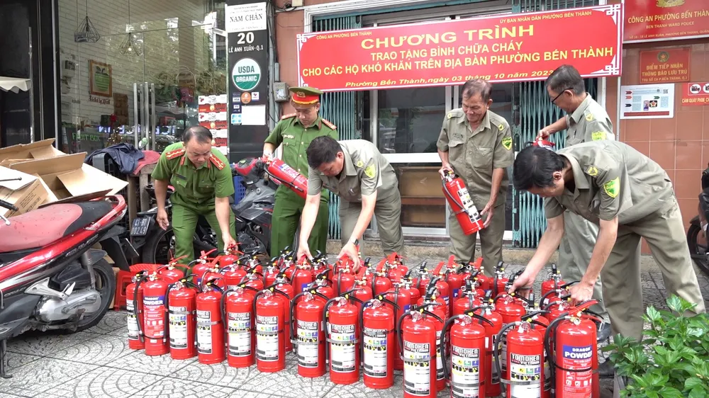 Hiện trên 80% hộ dân, hộ kinh doanh tại phường Bến Thành đã được trang bị ít nhất một bình chữa cháy tại nhà