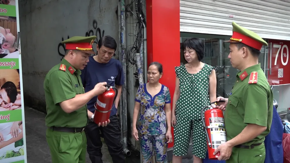 Công an hướng dẫn người dân cách sử dụng bình chữa cháy