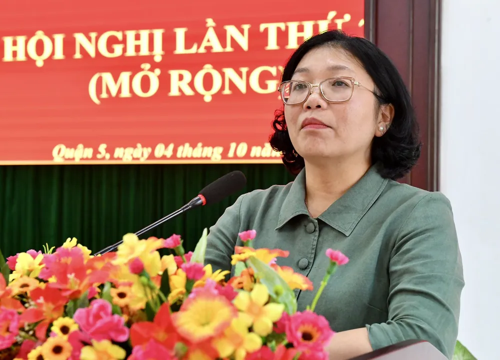 Bí thư quận ủy quận 5 Huỳnh Ngọc Nữ Phương Hồng phát biểu tại hội nghị. Ảnh: VIỆT DŨNG Bí thư quận ủy quận 5 Huỳnh Ngọc Nữ Phương Hồng phát biểu tại hội nghị. Ảnh: VIỆT DŨNG