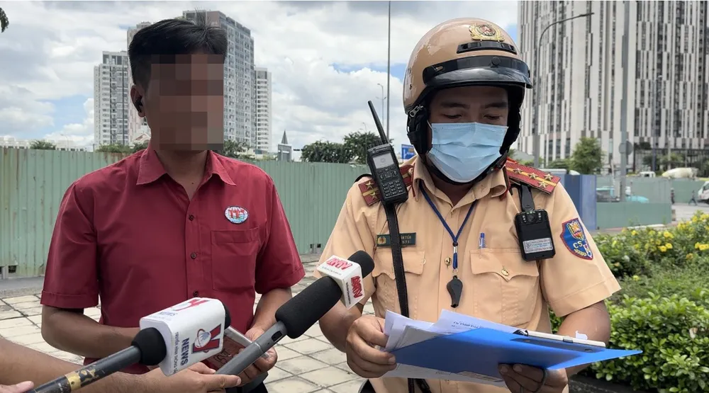 CSGT kiểm tra xe Thành Bưởi