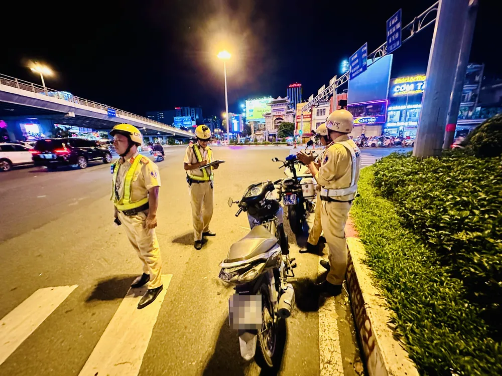 Chiếc xe máy của người đàn ông được CSGT lập biên bản tạm giữ. Ảnh: CHÍ THẠCH