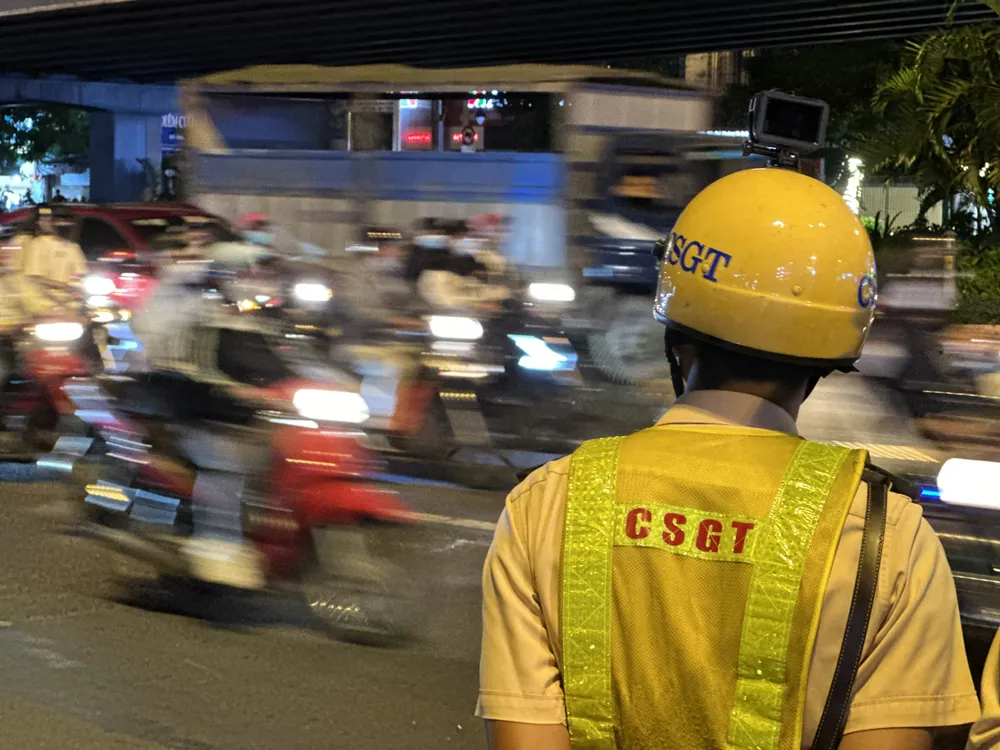 Cán bộ CSGT tuần tra kiểm soát xử lý vi phạm nồng độ cồn ở ngã tư Hàng Xanh. Ảnh: CHÍ THẠCH