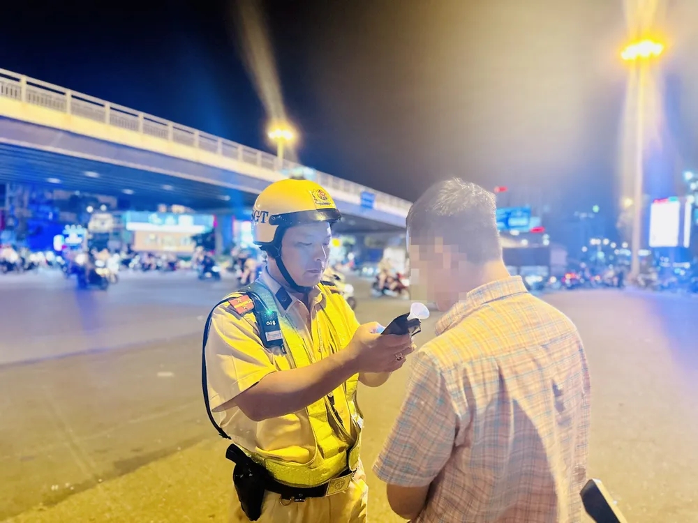 Ông N. được CSGT đo nồng độ cồn. Ảnh: CHÍ THẠCH