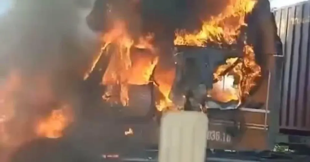 Phần đầu xe bốc cháy dữ dội