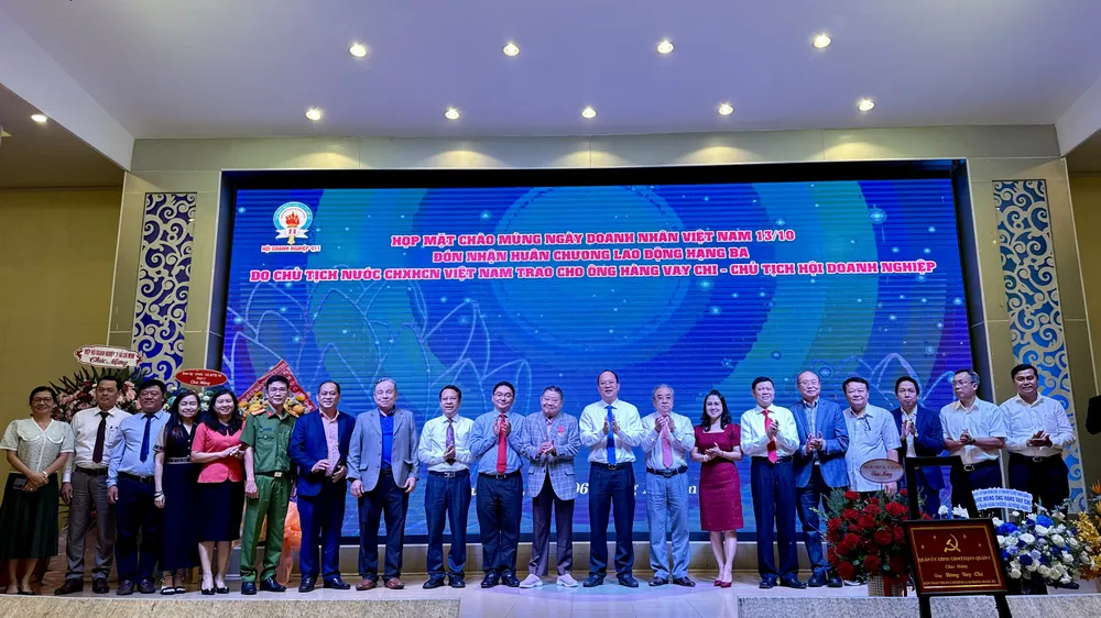 Phó Bí thư Thành ủy TPHCM Nguyễn Hồ Hải cùng lãnh đạo quận 11 chúc mừng ông Hàng Vay Chi. Ảnh: CHÍ THẠCH Phó Bí thư Thành ủy TPHCM Nguyễn Hồ Hải cùng lãnh đạo quận 11 chúc mừng ông Hàng Vay Chi. Ảnh: CHÍ THẠCH