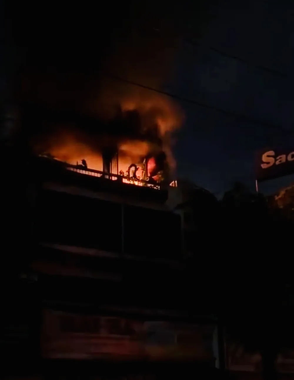 Ngọn lửa bùng cháy dữ dội