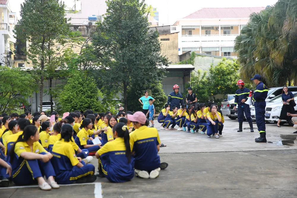 Các em học sinh được trải nghiệm, thực hành phòng cháy chữa cháy và cứu nạn cứu hộ