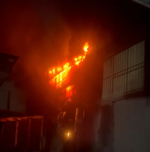 Ngọn lửa bùng cháy dữ dội từ nhà xưởng Ngọn lửa bùng cháy dữ dội từ nhà xưởng