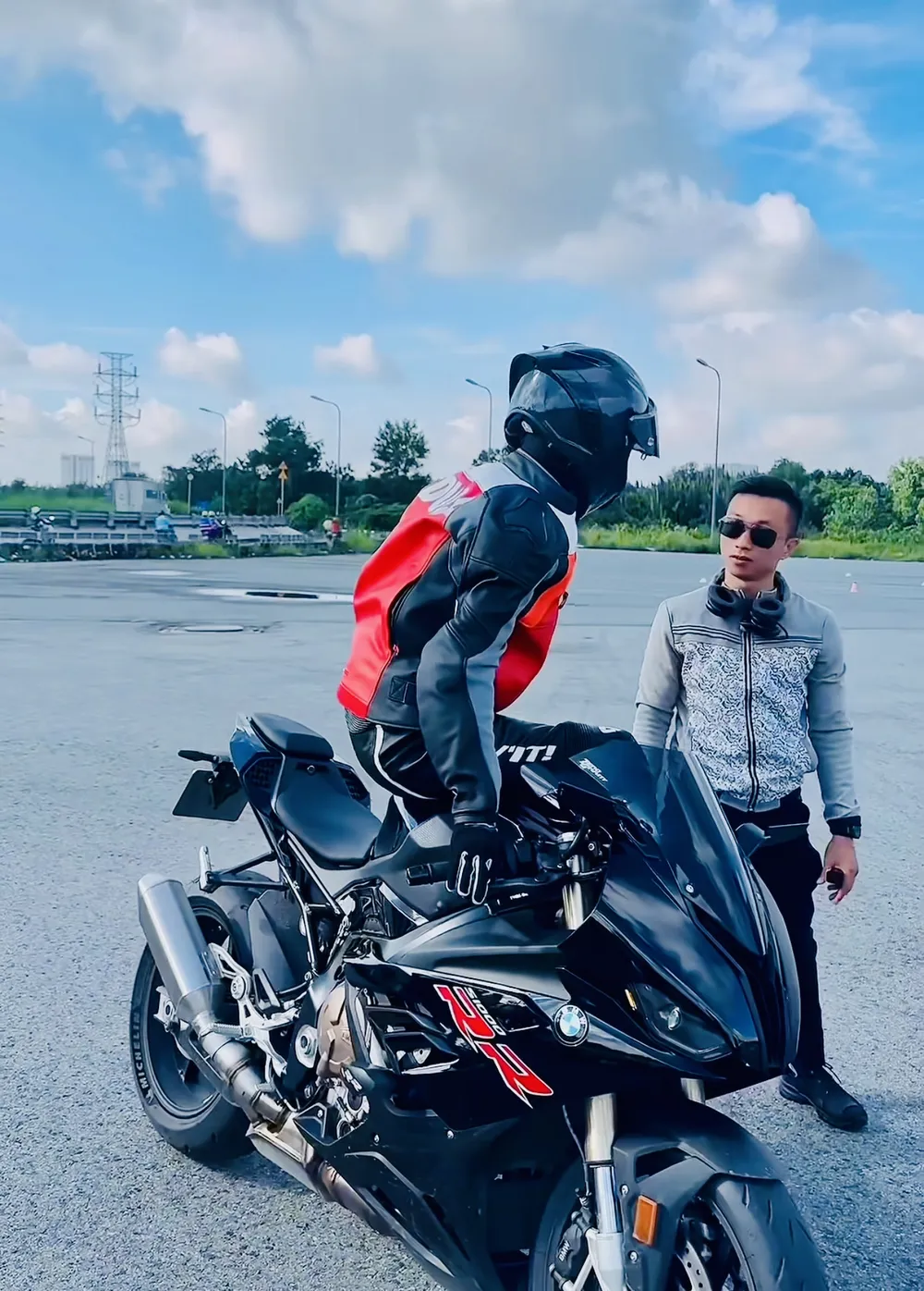 Hình ảnh người dạy cho người mẫu Ngọc Trinh "biểu diễn" xe mô tô phân khối lớn Hình ảnh người dạy cho người mẫu Ngọc Trinh "biểu diễn" xe mô tô phân khối lớn