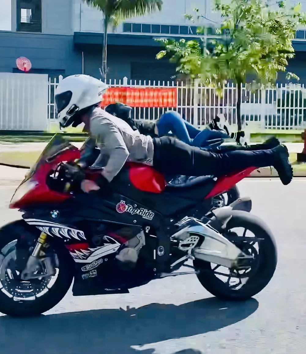 Người đàn ông cũng nằm trên yên xe lái xe mô tô phân khối lớn đi song hành cùng người mẫu Ngọc Trinh Người đàn ông cũng nằm trên yên xe lái xe mô tô phân khối lớn đi song hành cùng người mẫu Ngọc Trinh
