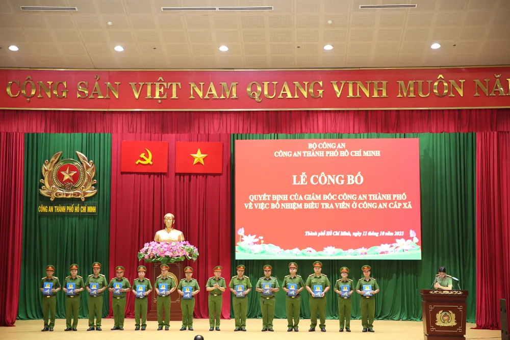 Lãnh đạo Công an TPHCM trao quyết định bổ nhiệm điều tra viên cho các cán bộ chiến sĩ