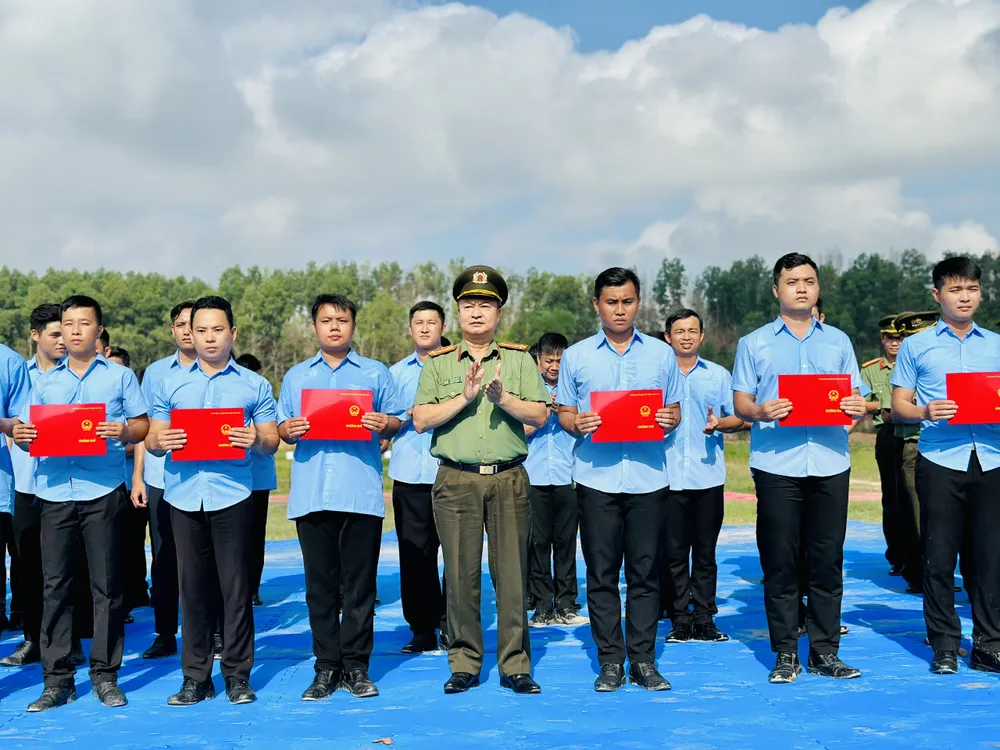 Lãnh đạo Bộ Tư lệnh Cảnh vệ (Bộ Công an) trao chứng chỉ hoàn thành lớp tập huấn bắn súng, võ thuật ứng dụng, chiến đấu cho 42 cán bộ, chiến sĩ.