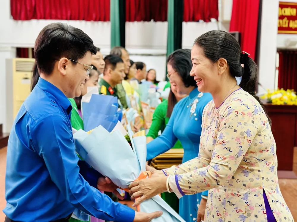 Phó Trưởng Ban Thường trực Ban Dân vận Thành ủy TPHCM Nguyễn Thị Bạch Mai và Bí thư Quận ủy quận 5 Huỳnh Ngọc Nữ Phương Hồng trao bằng khen cho tập thể, cá nhân điển hình "Dân vận khéo". Ảnh: CHÍ THẠCH