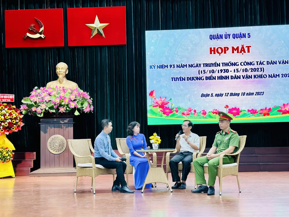 Các gương điển hình "Dân vận khéo" giao lưu tại chương trình. Ảnh: CHÍ THẠCH