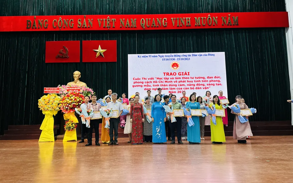 Lãnh đạo quận 5 trao giải cuộc thi viết. Ảnh: CHÍ THẠCH