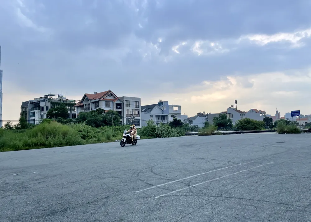 Lực lượng công an có mặt tuần tra. Ảnh: CHÍ THẠCH