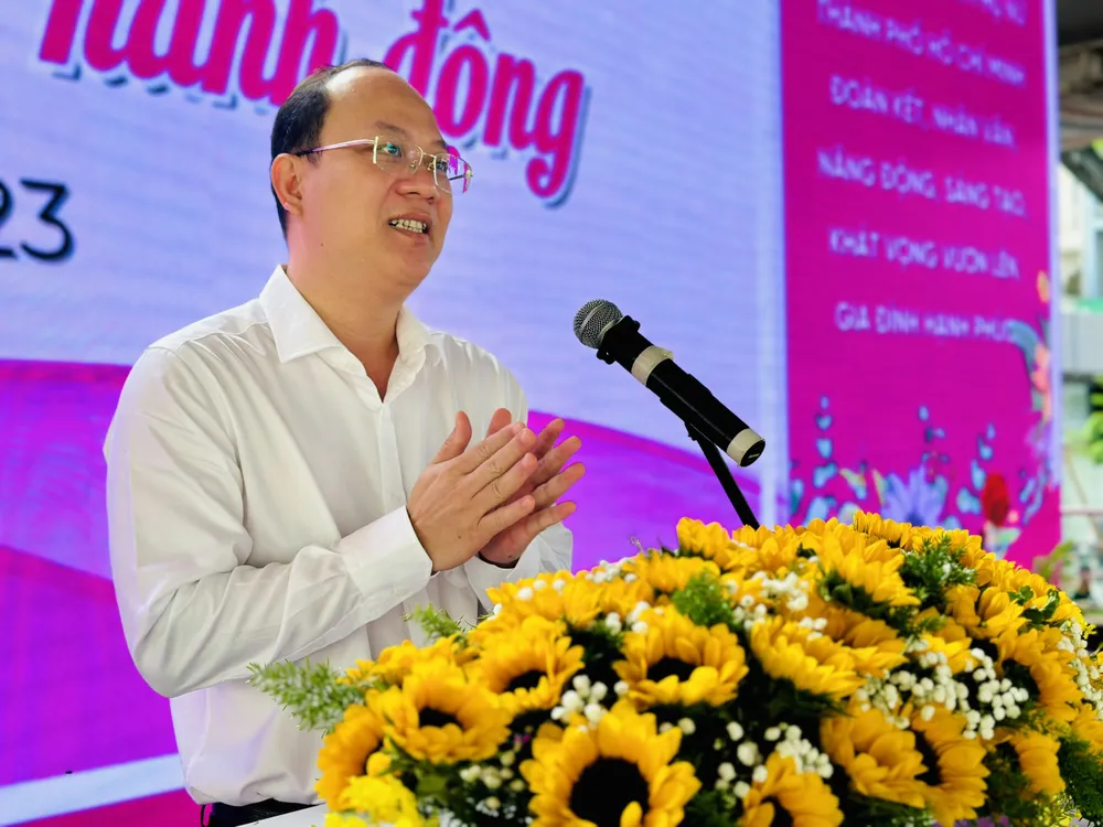 Phó Bí thư Thành ủy TPHCM Nguyễn Hồ Hải chúc mừng các đại biểu, đặc biệt chị em tham gia phát động “Tháng cùng phụ nữ hành động” lần thứ 1 năm 2023. Ảnh: CHÍ THẠCH