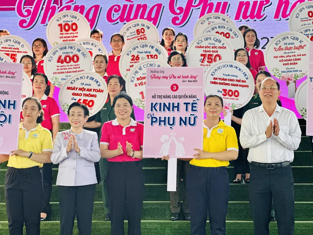 Phó Bí thư Thành ủy TPHCM Nguyễn Hồ Hải cùng lãnh đạo các đơn vị hưởng ứng Lễ phát động “Tháng cùng phụ nữ hành động”. Ảnh: CHÍ THẠCH