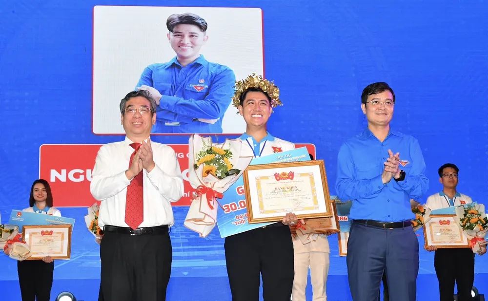 Đồng chí Bùi Quang Huy, Bí thư Thứ nhất Ban Chấp hành Trung ương Đoàn, và đồng chí Nguyễn Phước Lộc, Phó Bí thư Thành ủy, Trưởng Ban Tổ chức Thành ủy TPHCM, trao giải Nhất cho thí sinh Nguyễn Khắc Quốc Huy (Bí thư Đoàn phường 8, quận 10, TPHCM). Ảnh: VIỆT DŨNG