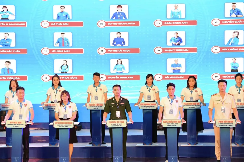 Các thí sinh tham gia đêm chung kết Hội thi Bí thư Đoàn cơ sở giỏi toàn quốc lần thứ I năm 2023 với chủ đề “Bí thư Đoàn cơ sở tiên phong ứng dụng công nghệ số”. Ảnh: VIỆT DŨNG