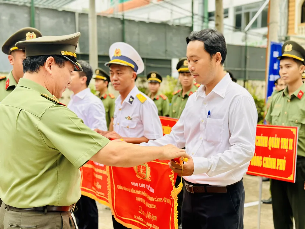 Thiếu tướng Phạm Văn Hùng, Phó Tư lệnh Bộ Tư lệnh Cảnh vệ phụ trách phía Nam trao cờ cho các đơn vị tham gia hội thi. Ảnh: CHÍ THẠCH Thiếu tướng Phạm Văn Hùng, Phó Tư lệnh Bộ Tư lệnh Cảnh vệ phụ trách phía Nam trao cờ cho các đơn vị tham gia hội thi. Ảnh: CHÍ THẠCH