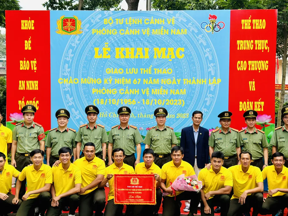 Thiếu tướng Phạm Văn Hùng, Phó Tư lệnh Bộ Tư lệnh Cảnh vệ phụ trách phía Nam cùng lãnh đạo các đơn vị tham gia hội thao mừng ngày thành lập Phòng Cảnh vệ miền Nam, Bộ Tư lệnh Cảnh vệ. Ảnh: CHÍ THẠCH Thiếu tướng Phạm Văn Hùng, Phó Tư lệnh Bộ Tư lệnh Cảnh vệ phụ trách phía Nam cùng lãnh đạo các đơn vị tham gia hội thao mừng ngày thành lập Phòng Cảnh vệ miền Nam, Bộ Tư lệnh Cảnh vệ. Ảnh: CHÍ THẠCH