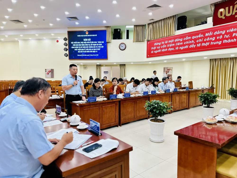 Đại biểu đoàn Đoàn Thường trực HĐND TPHCM quan tâm nhiều vấn đề với quận 10. Ảnh: CHÍ THẠCH