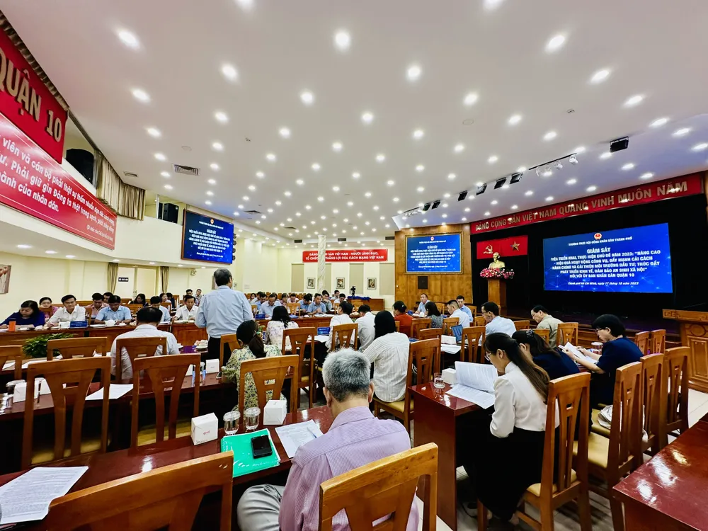 Quang cảnh buổi giám sát của Đoàn Thường trực HĐND TPHCM với UBND quận 10. Ảnh: CHÍ THẠCH