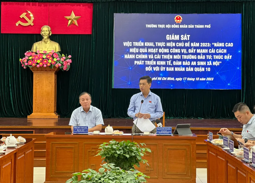 Phó Chủ tịch HĐND TPHCM Nguyễn Văn Dũng phát biểu chỉ đạo tại buổi giám sát. Ảnh: CHÍ THẠCH