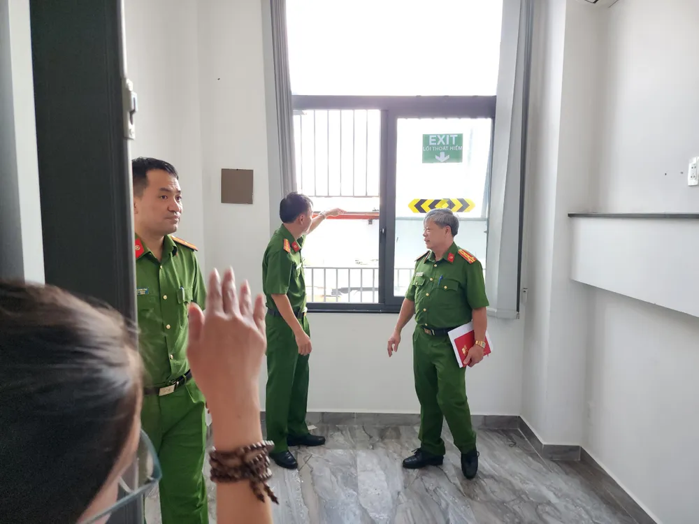 Lực lượng chức năng kiểm tra lối thoát hiểm tại tòa nhà