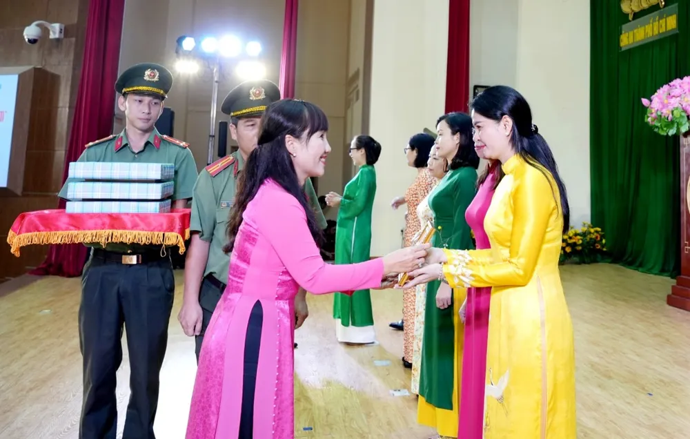 Phó Chủ tịch Hội Liên hiệp Phụ nữ TPHCM Trịnh Thị Thanh trao kỷ niệm chương “Vì sự phát triển của phụ nữ Việt Nam”. Phó Chủ tịch Hội Liên hiệp Phụ nữ TPHCM Trịnh Thị Thanh trao kỷ niệm chương “Vì sự phát triển của phụ nữ Việt Nam”.