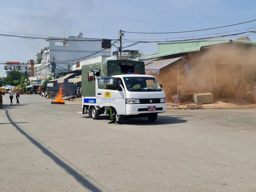 Lực lượng chức năng di chuyển đồ đạc đến nơi an toàn. Ảnh: M.N