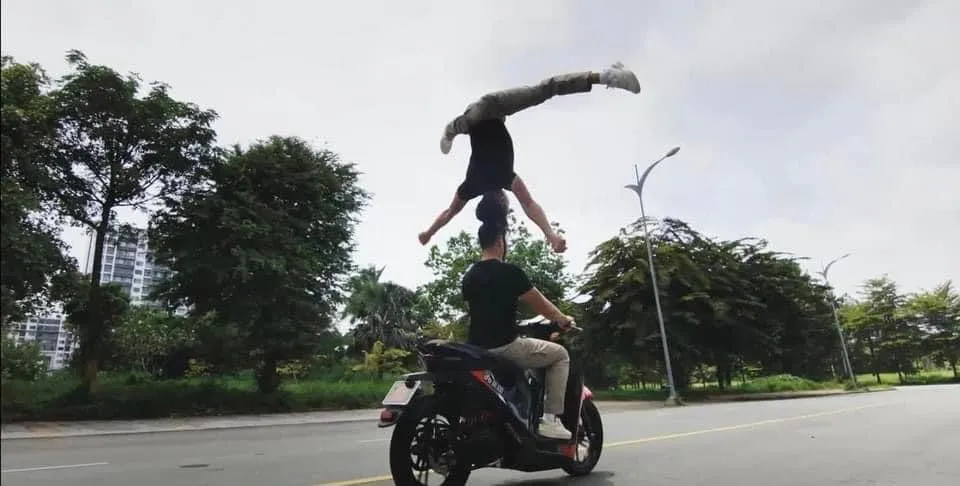 Hai nghệ sĩ Quốc Cơ, Quốc Nghiệp chạy xe vừa xiếc chồng đầu