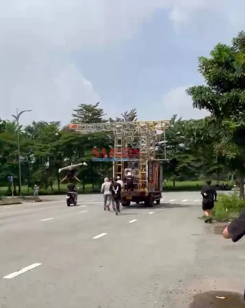 Hình ảnh thực về việc nghệ sĩ Quốc Cơ, Quốc Nghiệp vừa chạy xe vừa làm xiếc chồng đầu