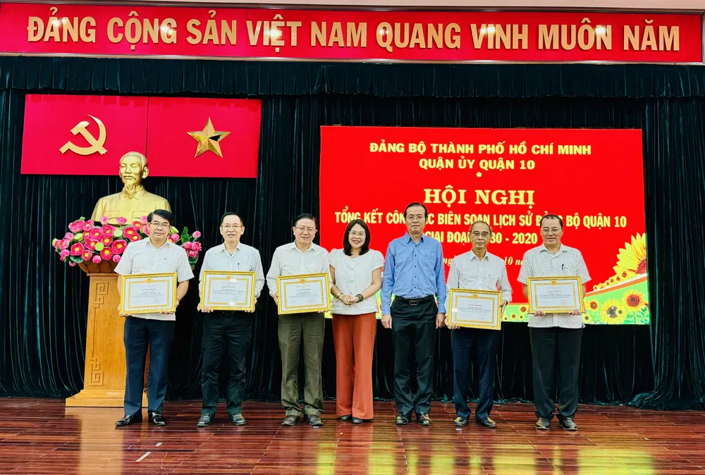 Lãnh đạo quận 10 trao giấy khen cho các tập thể, cá nhân có thành tích xuất sắc. Ảnh: CHÍ THẠCH