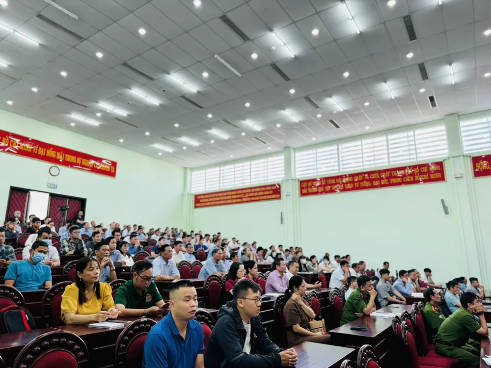 Hơn 300 người dân là đại diện của các cơ sở kinh doanh dịch vụ bảo vệ và dịch vụ cầm đồ tham dự hội nghị. Ảnh: CHÍ THẠCH