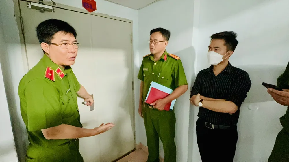 Đoàn công tác Bộ Công an kiểm tra toà nhà căn hộ Diyas Sky. Ảnh: CHÍ THẠCH Đoàn công tác Bộ Công an kiểm tra toà nhà căn hộ Diyas Sky. Ảnh: CHÍ THẠCH