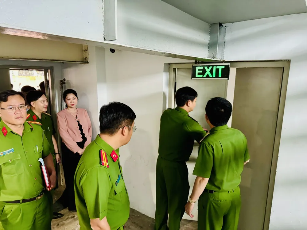 Đoàn công tác Bộ Công an kiểm tra toà nhà căn hộ Diyas Sky. Ảnh: CHÍ THẠCH Đoàn công tác Bộ Công an kiểm tra toà nhà căn hộ Diyas Sky. Ảnh: CHÍ THẠCH