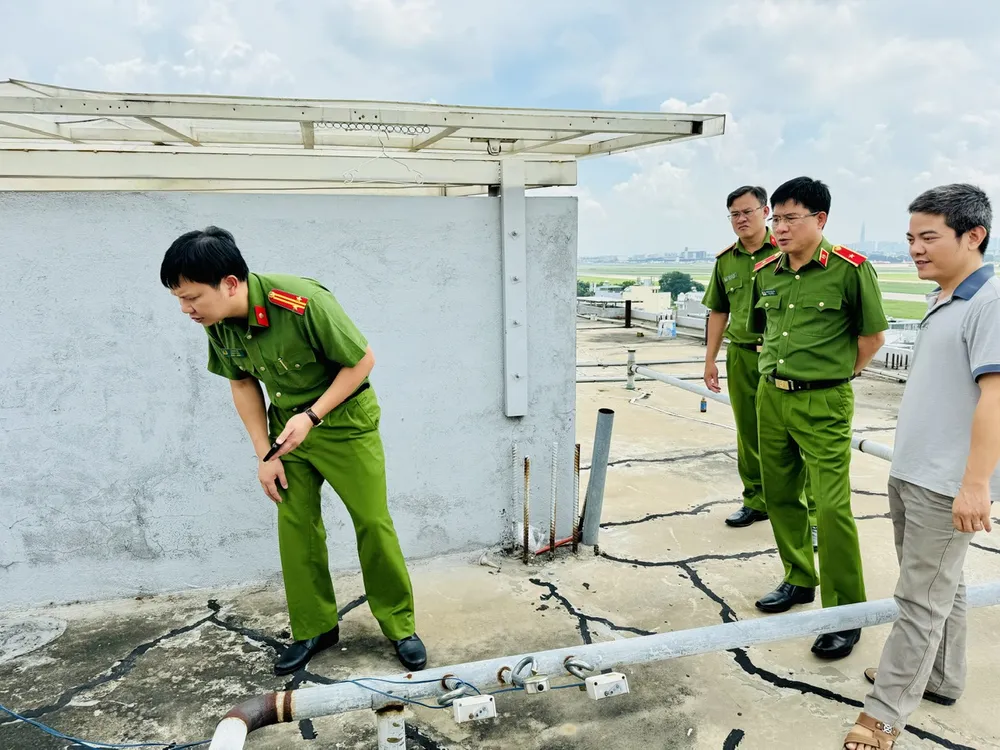 Đoàn công tác Bộ Công an kiểm tra phát hiện nhiều sai phạm tại công trình nhà ngăn phòng cho thuê ở đường Phạm Văn Bạch. Ảnh: CHÍ THẠCH Đoàn công tác Bộ Công an kiểm tra phát hiện nhiều sai phạm tại công trình nhà ngăn phòng cho thuê ở đường Phạm Văn Bạch. Ảnh: CHÍ THẠCH