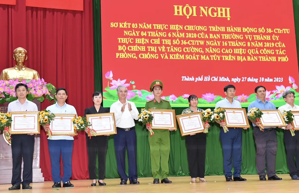 Phó Chủ tịch UBND TPHCM Ngô Minh Châu trao bằng khen của UBND TPHCM với tập thể, cá nhân đã có thành tích xuất sắc. Ảnh: VIỆT DŨNG Phó Chủ tịch UBND TPHCM Ngô Minh Châu trao bằng khen của UBND TPHCM với tập thể, cá nhân đã có thành tích xuất sắc. Ảnh: VIỆT DŨNG